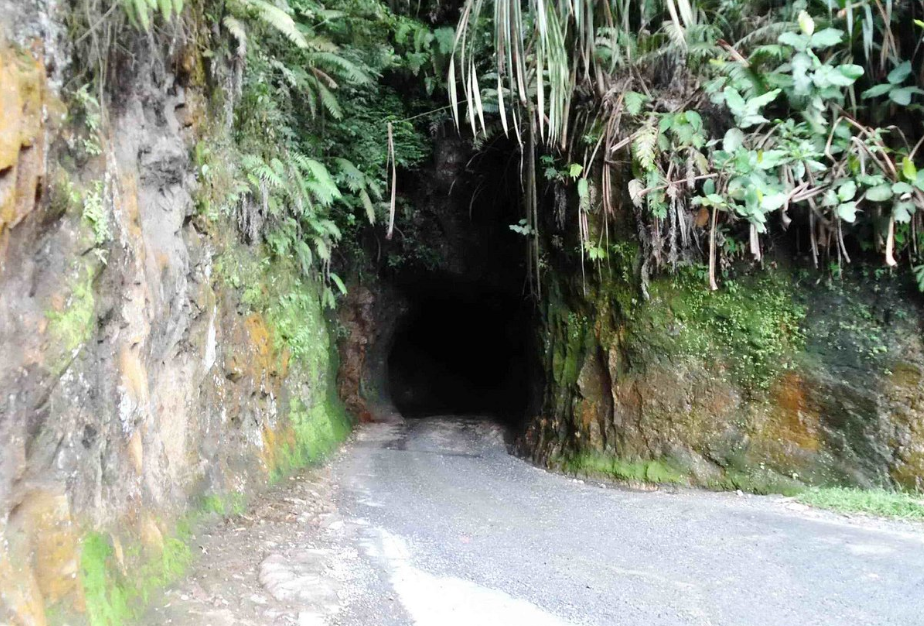 Kisah Batu Lubang di Tapteng, Jalan Lintas dengan Gua Kembar Misterius