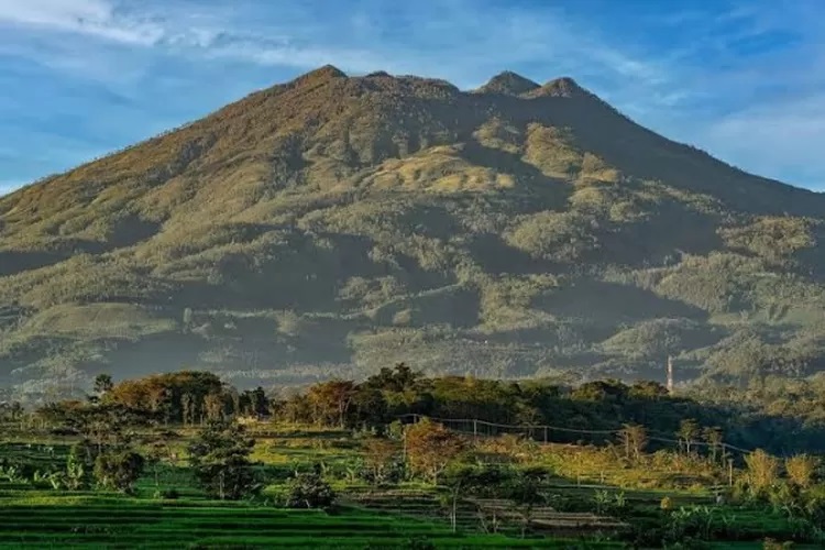 Gunung Lawu: Pesona dan Cerita Mistis yang Melegenda