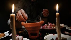 melakukan ritual pesugihan dengan melibatkan makhluk gaib