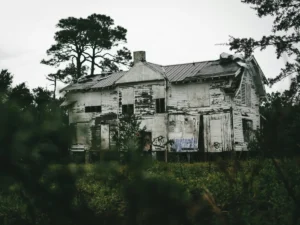 Rumah ini ditinggalkan setelah pemiliknya meninggal dalam keadaan yang sangat misterius.